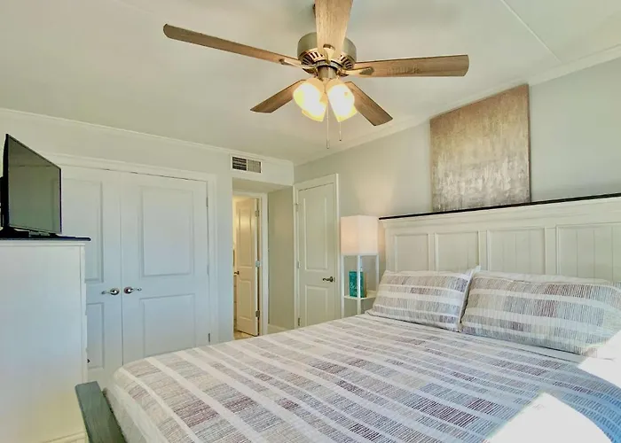 Island Winds East: Beachfront Near Hangout Holiday home
